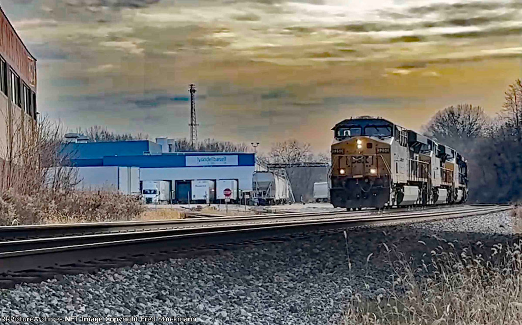 CSX 5250 leads M370.